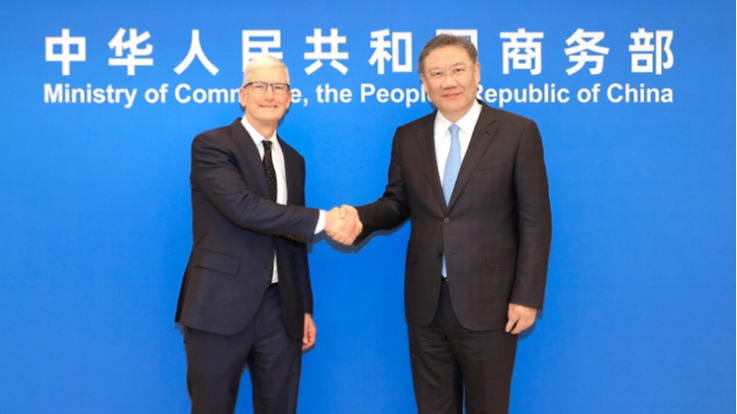 China's Minister of Commerce Wang Wentao (R) shakes hand with Apple CEO Tim Cook, March 22, 2024. /Ministry of Commerce