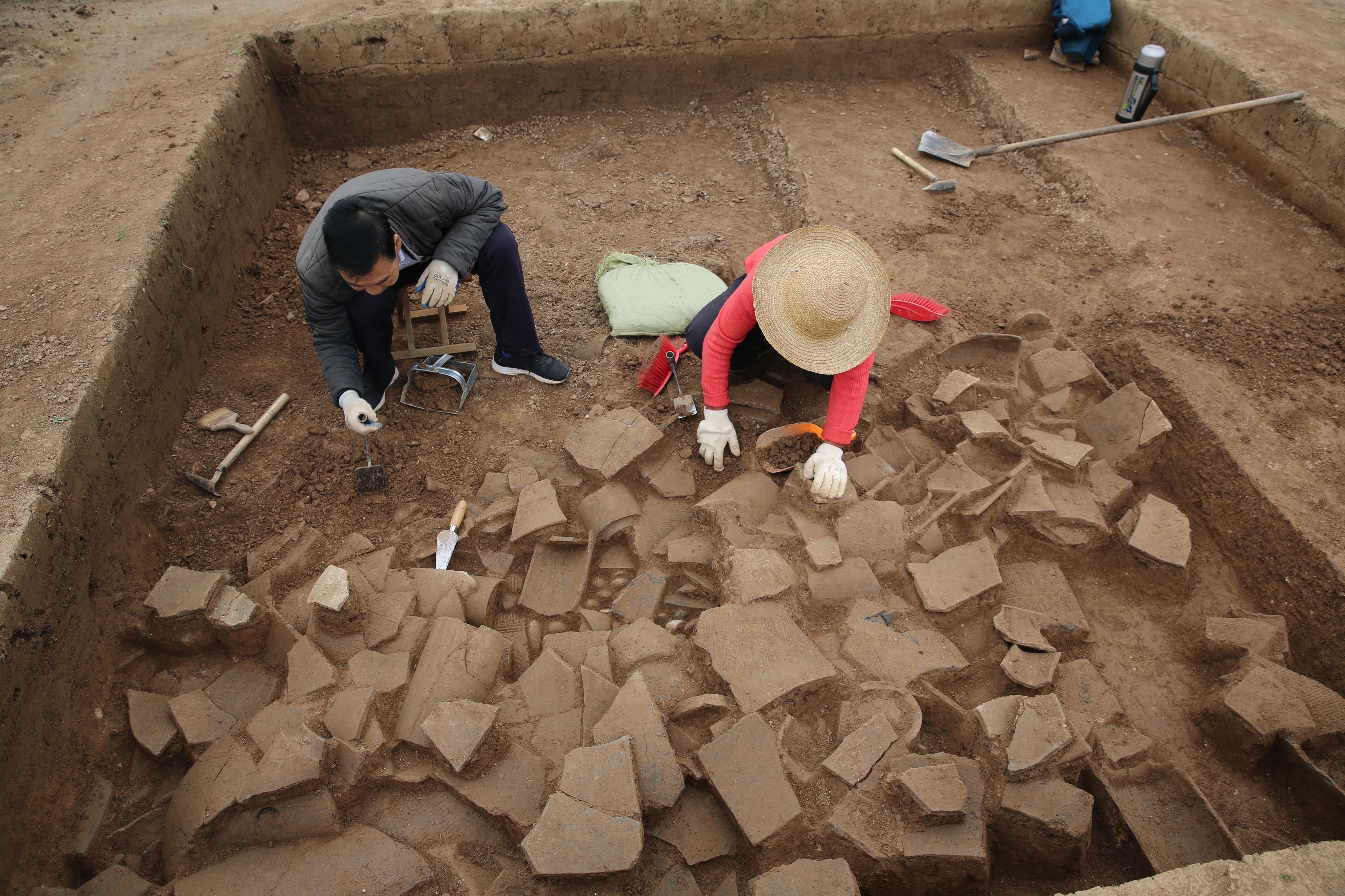 Archeologists working at the Sijiaoping site. /Courtesy of National Cultural Heritage Administration