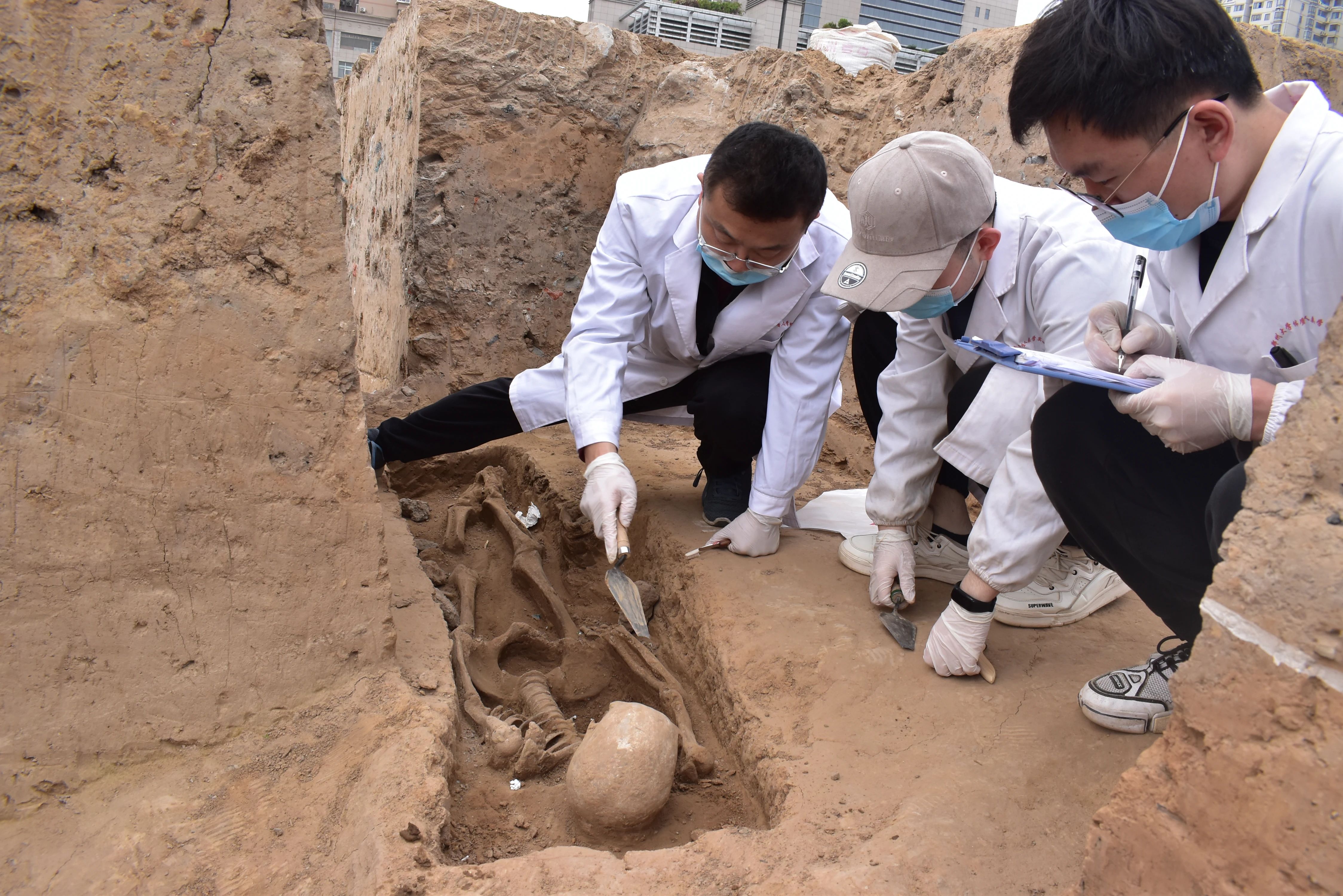 Archeologists working at the Shuyuanjie Cemetery site. /Courtesy of National Cultural Heritage Administration