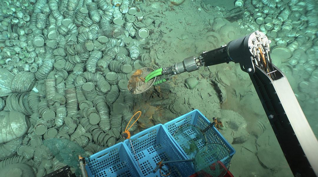 Robotic arms are used in the underwater discovery of a shipwreck site. /Courtesy of National Cultural Heritage Administration