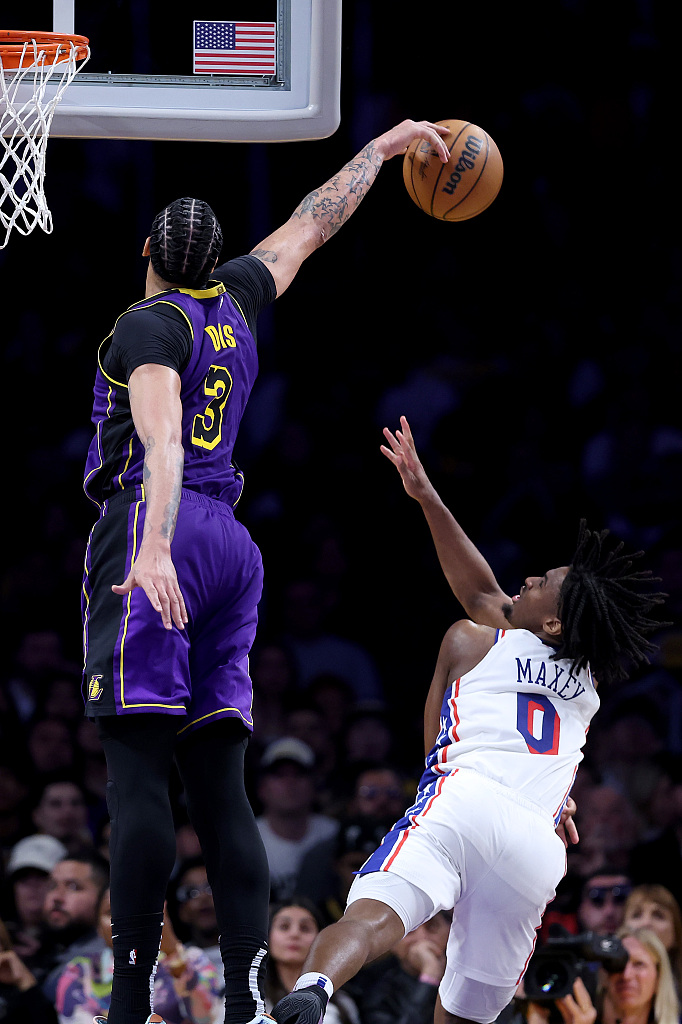 Anthony Davis (#3) of the Los Angeles Lakers blocks a shot by Tyrese Maxey of the Philadelphia 76ers in the game at Crypto.com Arena in Los Angeles, California, March 22, 2024. /CFP