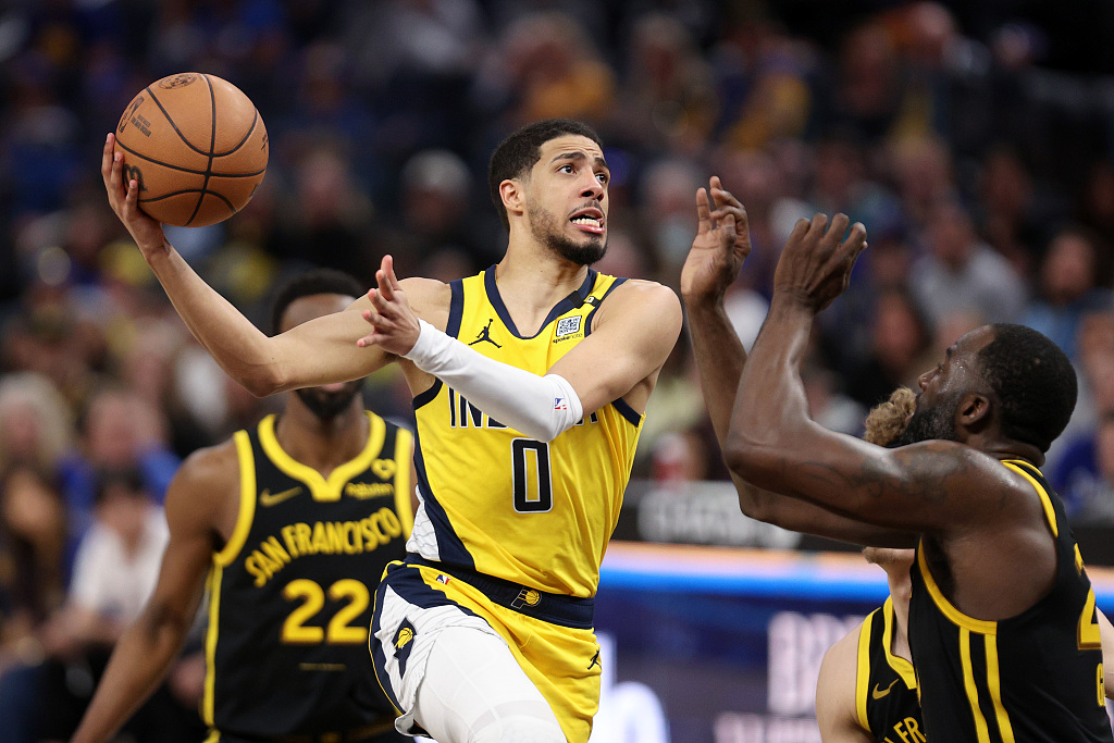 Tyrese Haliburton (#0) of the Indiana Pacers penetrates in the game against the Golden State Warriors at the Chase Center in San Francisco, California, March 22, 2024. /CFP