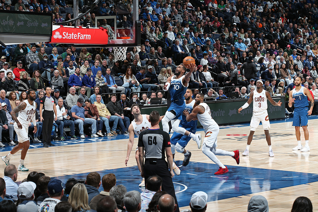 Mike Conley (#10) of the Minnesota Timberwolves drives toward the rim in the game against the Cleveland Cavaliers at the Target Center in Minneapolis, Minnesota, March 22, 2024. /CFP