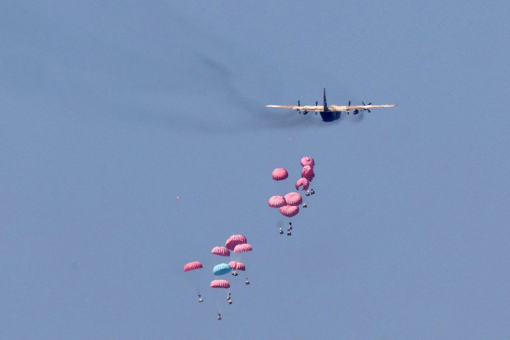 This picture taken from Israel's southern border with the Gaza Strip shows an airdrop of humanitarian aid over the besieged Palestinian territory, March 20, 2024. UN Humanitarian Relief Coordinator Martin Griffiths on March 22 emphasized the urgent need for Israel to remove obstacles hindering aid distribution in Gaza. /CFP