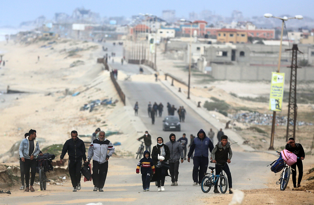 Displaced Palestinians are fleeing from the area near Gaza City's Al-Shifa hospital and are walking along the coastal highway as they arrive at the Nuseirat refugee camp in the central Gaza Strip, March 18, 2024. Israeli troops entered Al-Shifa Hospital in Gaza City in the early hours of March 18 morning and have been combing through the sprawling complex, killing more than 170 gunmen. /CFP