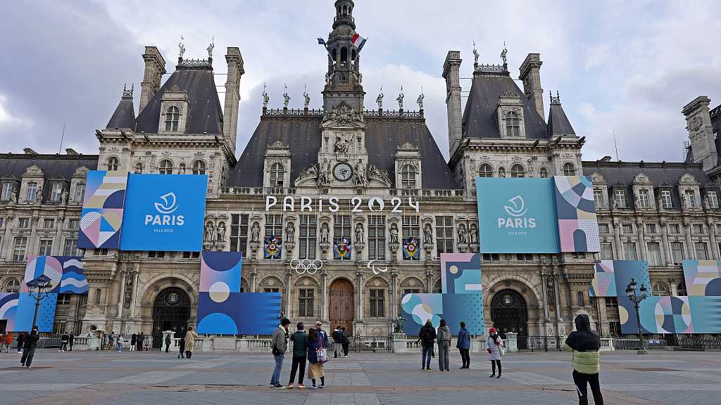 Paris town hall puts on Olympic decorations before the Paris Games this summer. /CFP