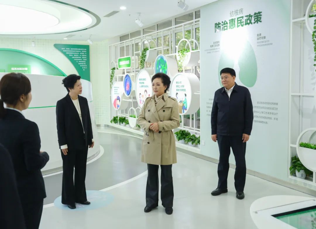 Peng Liyuan, wife of Chinese President Xi Jinping and World Health Organization (WHO) goodwill ambassador for TB and HIV/AIDS, visits the Yuhua District Health Education Center in Changsha, the capital city of central China's Hunan Province. /CMG