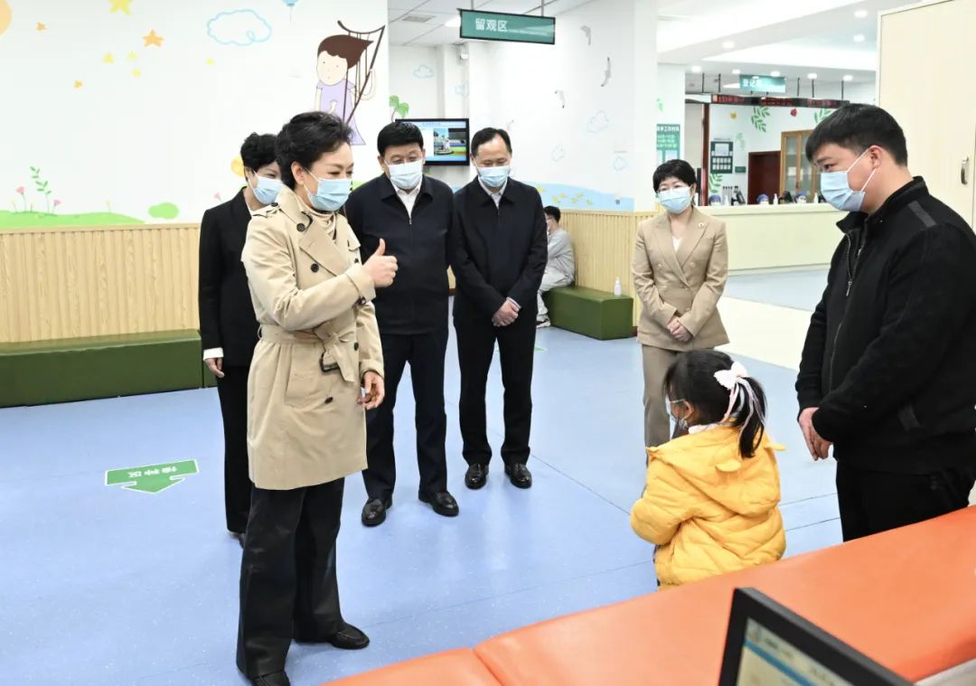 Peng Liyuan, wife of Chinese President Xi Jinping and World Health Organization (WHO) goodwill ambassador for TB and HIV/AIDS, visits a community health service center in Changsha, the capital city of central China's Hunan Province. /CMG