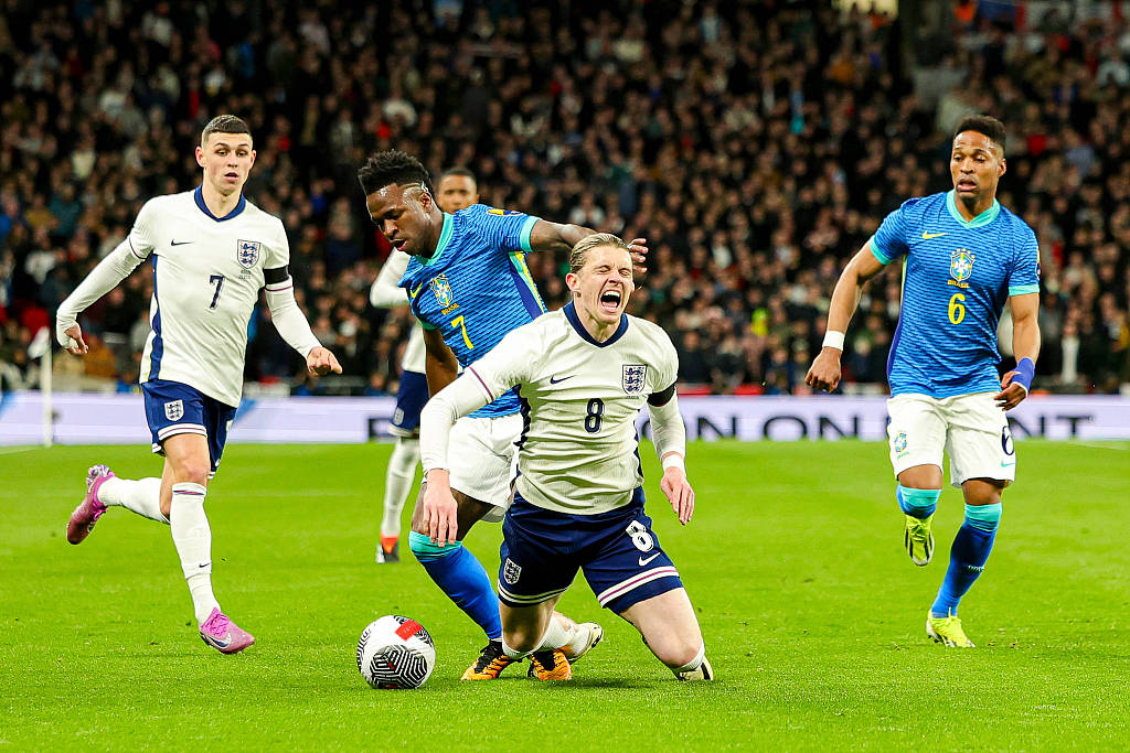 Vinicius Junior (#7) of Brazil brings down Conor Gallagher (#8) of England during their clash at Wembley Stadium in London, England, March 23, 2024. /CFP