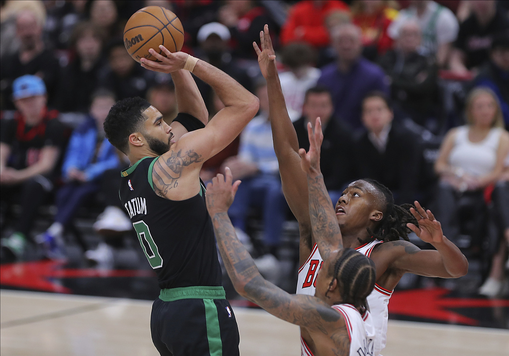 Jayson Tatum (L) of the Boston Celtics shoots in the game against the Chicago Bulls at the United Center in Chicago, Illinois, March 23, 2024. /CFP