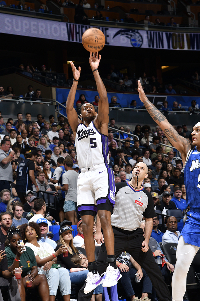 De'Aaron Fox (#5) of the Sacramento Kings shoots in the game against the Orlando Magic at Amway Center in Orlando, Florida, March 23, 2024./CFP