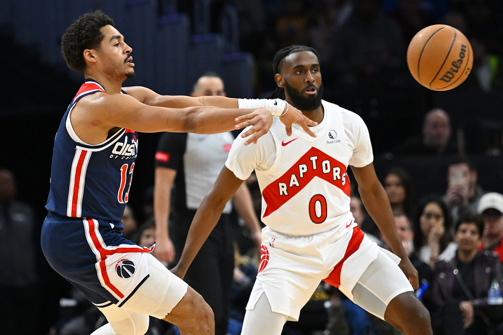 Jordan Poole (L) of the Washington Wizards passes in the game against the Toronto Raptors at Capital One Arena in Washington, D.C., March 23, 2024. /CFP