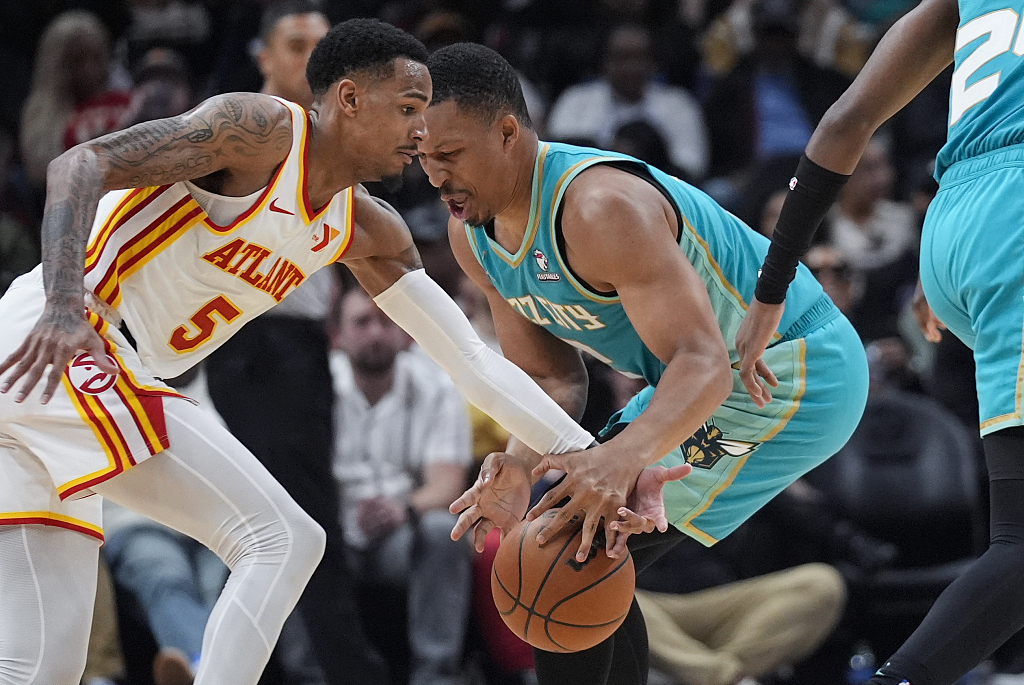 Dejounte Murray (L) of the Atlanta Hawks steals the ball from Grant Williams of the Charlotte Hornets in the game at State Farm Arena in Atlanta, Georgia, March 23, 2024. /CFP