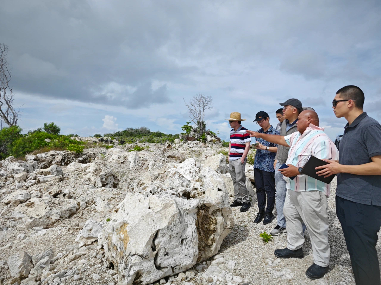 A file photo of Chinese and Nauruans working together. /the Chinese Embassy in Nauru