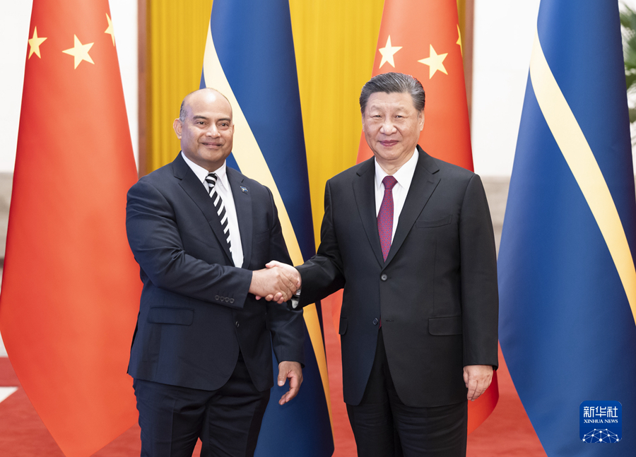 Chinese President Xi Jinping (R) shakes hands with Nauruan President David Adeang in Beijing, China, March 25, 2024. /Xinhua