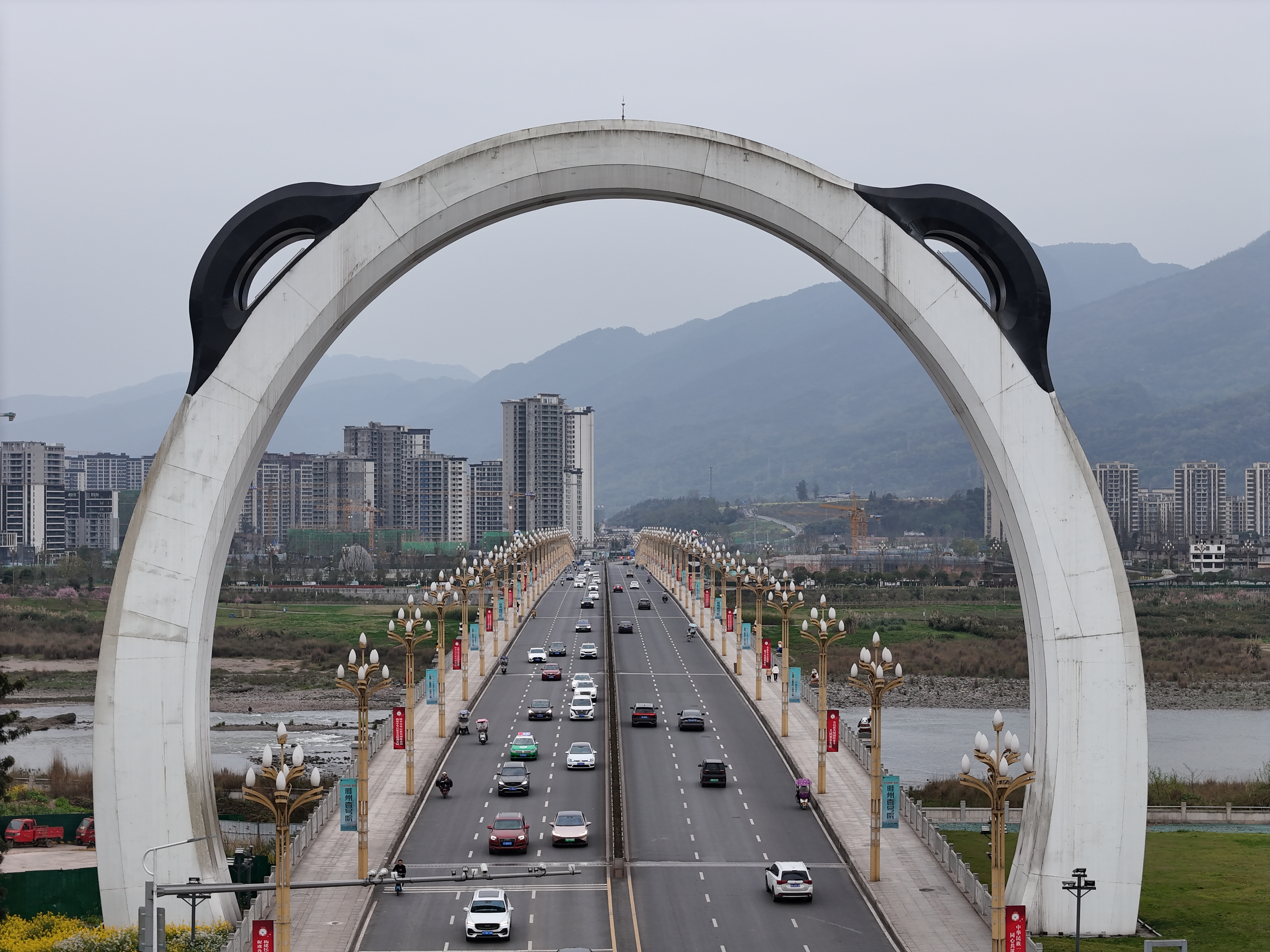 An arch featuring outlines of a panda's head is seen on the Daxing Erqiao Bridge stretching over the Qingyi River in Yucheng District, Ya'an City of southwest China's Sichuan Province on March 24, 2024. /IC