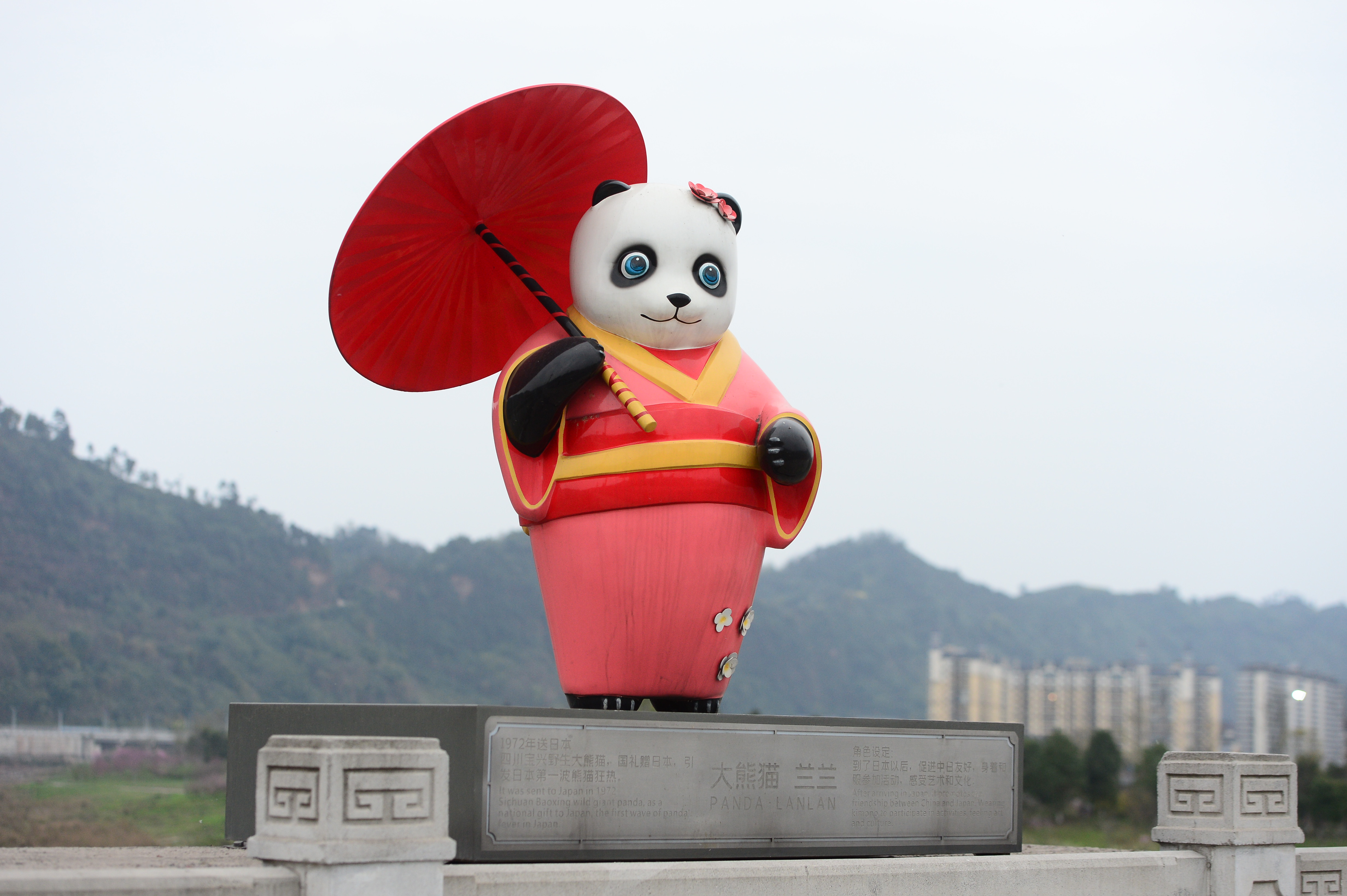 A sculpture of the giant panda 