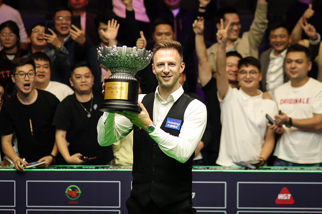 Englishman Judd Trump lifts the trophy after winning the snooker World Open final in Shangrao, east China's Jiangxi Province, March 24, 2024. /CFP