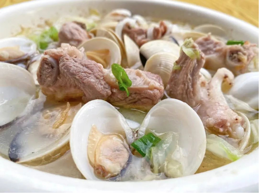 A bowl of rice noodles with sea clam soup base is served in south China's Hainan Province. /Photo provided to CGTN