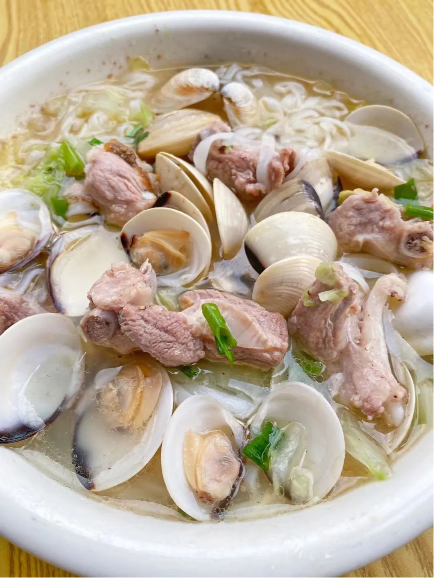 A bowl of rice noodles with sea clam soup base is served in south China's Hainan Province. /Photo provided to CGTN