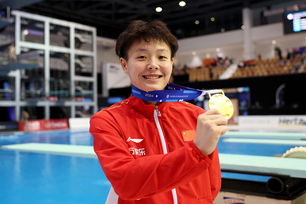 China's Chen Yiwen shows his gold medal after winning the women's 3m springboard final during the Diving World Cup in Berlin, Germany, March 24, 2024. /CFP