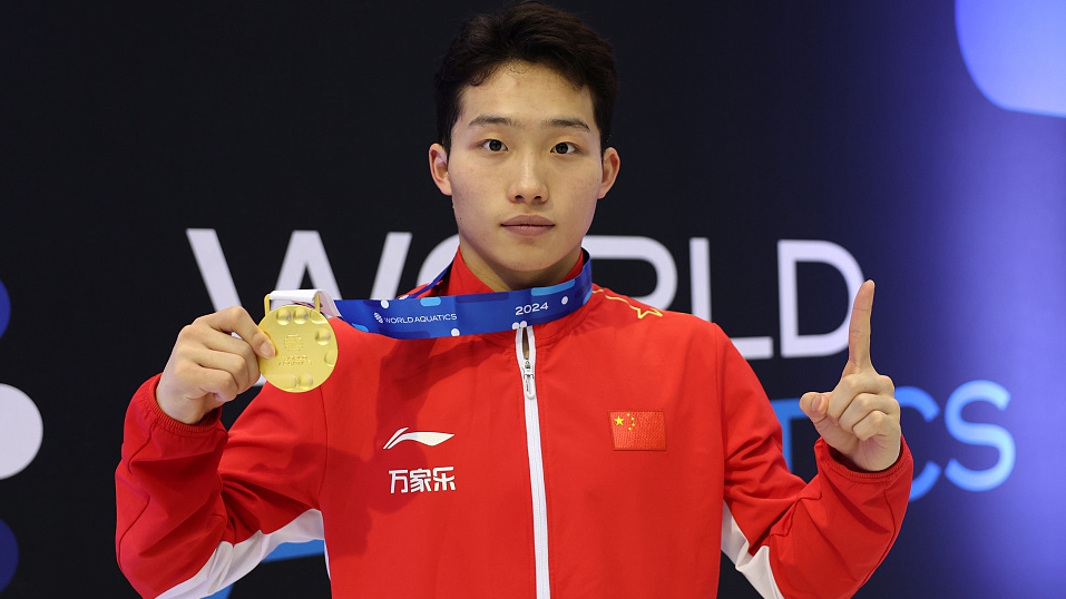 China's Wang Zongyuan poses with his gold medal after the men's 3m springboard final during the Diving World Cup in Berlin, Germany, March 24, 2024. /CFP