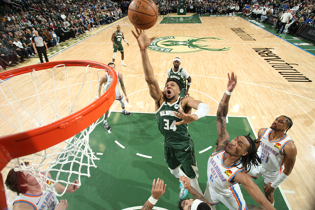 Giannis Antetokounmpo (#34) of the Milwaukee Bucks shoots in the game against the Oklahoma City Thunder at Fiserv Forum in Milwaukee, Wisconsin, March 24, 2024. /CFP