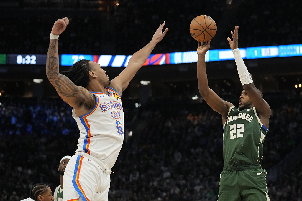 Khris Middleton (#22) of the Milwaukee Bucks shoots in the game against the Oklahoma City Thunder at Fiserv Forum in Milwaukee, Wisconsin, March 24, 2024. /CFP