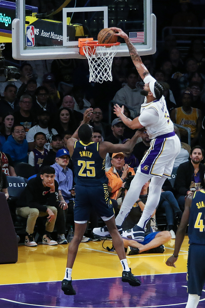 Anthony Davis (#3) of the Los Angeles Lakers dunks in the game against the Indiana Pacers at Crypto.com Arena in Los Angeles, California, March 24, 2024. /CFP