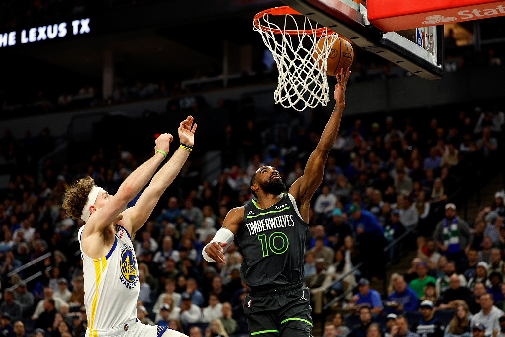 Mike Conley (#10) of the Minnesota Timberwolves drives toward the rim in the game against the Golden State Warriors at the Target Center in Minneapolis, Minnesota, March 24, 2024. /CFP