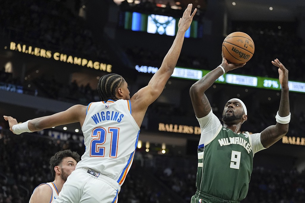 Bobby Portis (#9) of the Milwaukee Bucks shoots in the game against the Oklahoma City Thunder at Fiserv Forum in Milwaukee, Wisconsin, March 24, 2024. /CFP