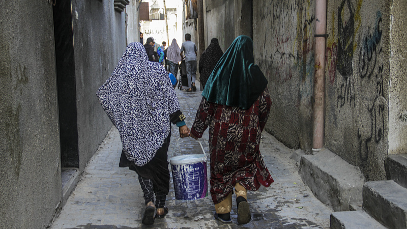 Palestinians carry water amid a clean water and food crisis. They have limited access to water due to Israeli attacks in Jabalia, Gaza, March 23, 2024 . /CFP