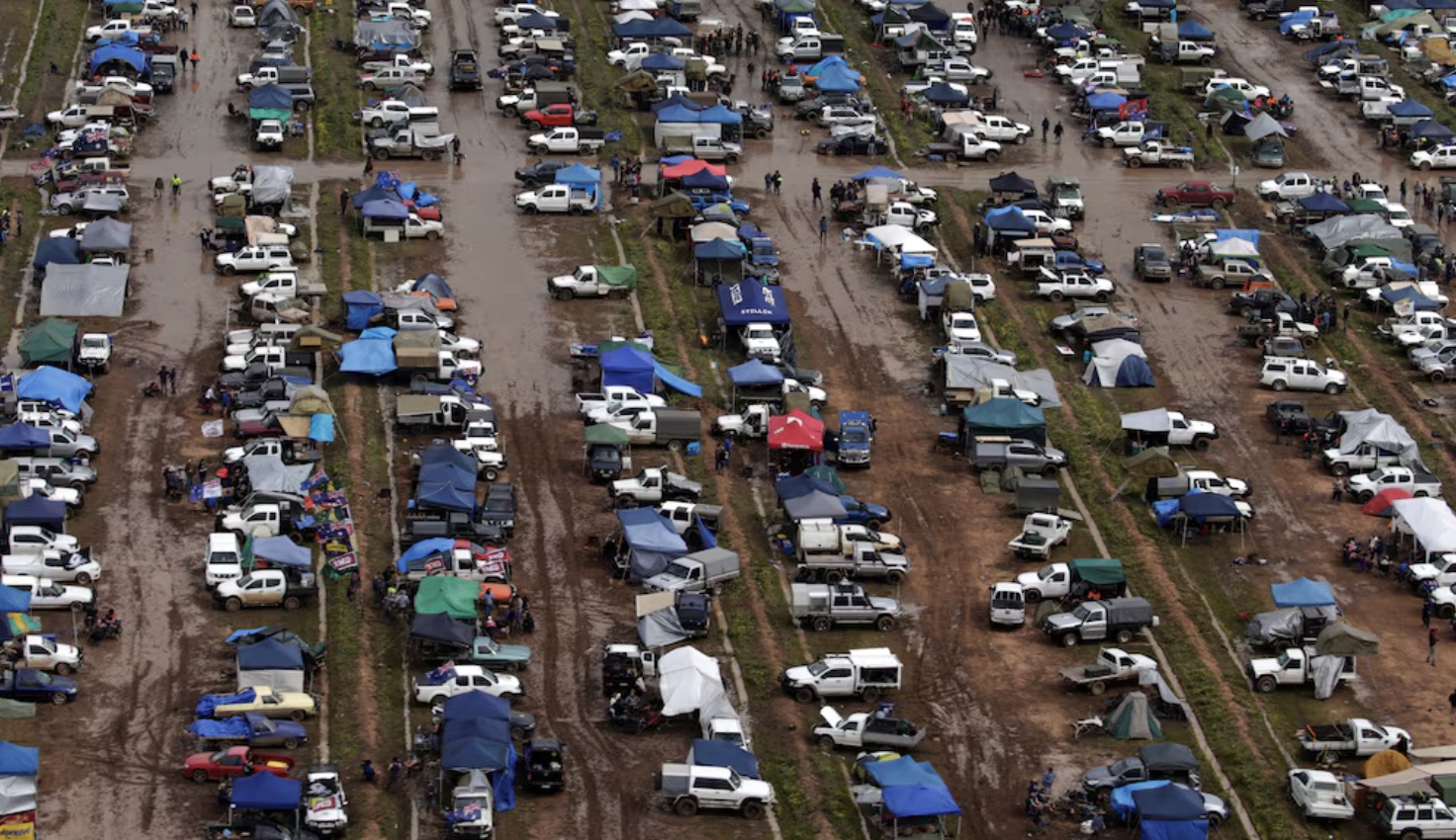 Campers trudge through mud among hundreds of ute vehicles in a paddock in this aerial picture at the Deni Ute Muster in Deniliquin, New South Wales, Australia, October 1, 2016. /Reuters