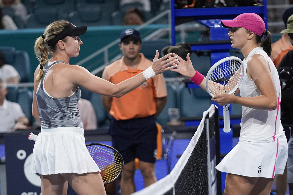 Iga Swiatek (R) and Ekaterina Alexandrova shakes hands after the fourth round of the Miami Open at Hard Rock Stadium in Miami Gardens, U.S., March 25, 2024. /CFP  