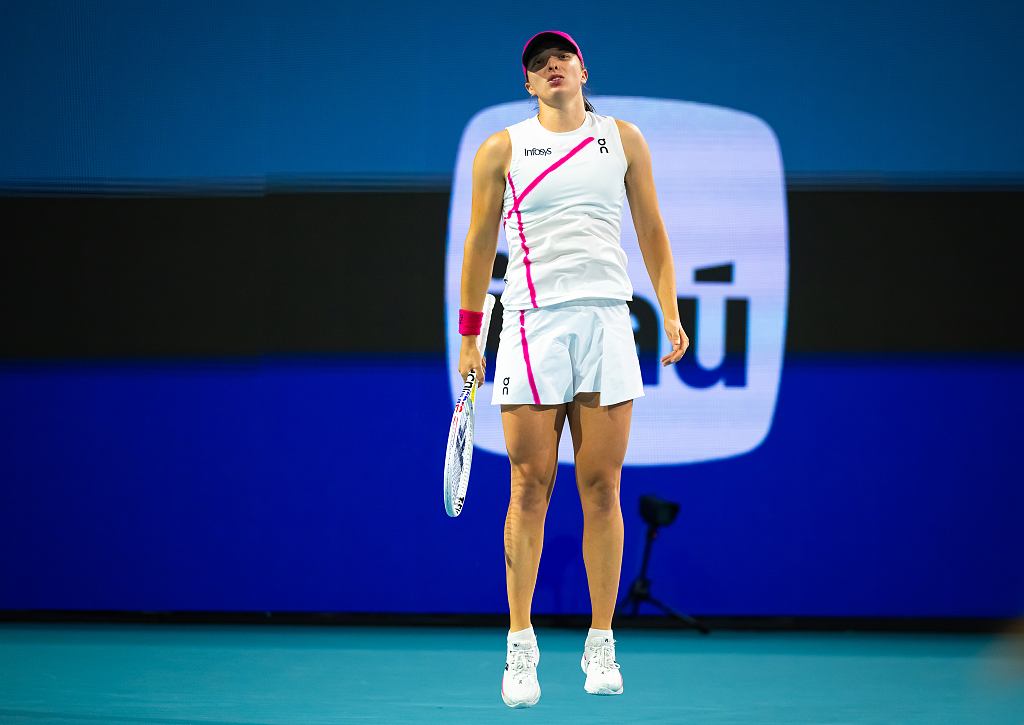  Iga Swiatek shows frustration in the fourth round of the Miami Open at Hard Rock Stadium in Miami Gardens, U.S., March 25, 2024. /CFP 