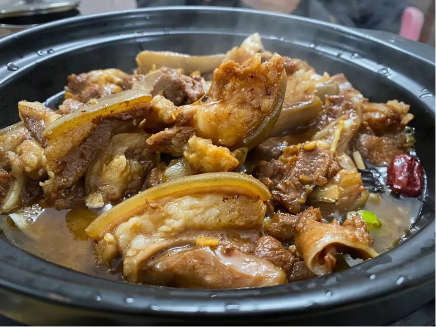 A pot of Hainan black goat meat is served at a restaurant in Dapo Town of Haikou, Hainan Province. /Photo provided to CGTN