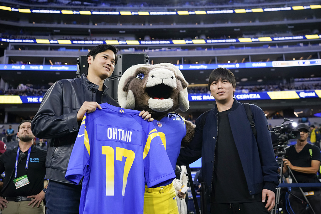 Shohei Ohtani (L) of the Los Angeles Dodgers poses for a photo next to the Los Angeles Rams mascot and his interpreter, Ippei Mizuhara, before an NFL game between the Rams and the New Orleans Saints in Inglewood, U.S., December 21, 2023. /CFP