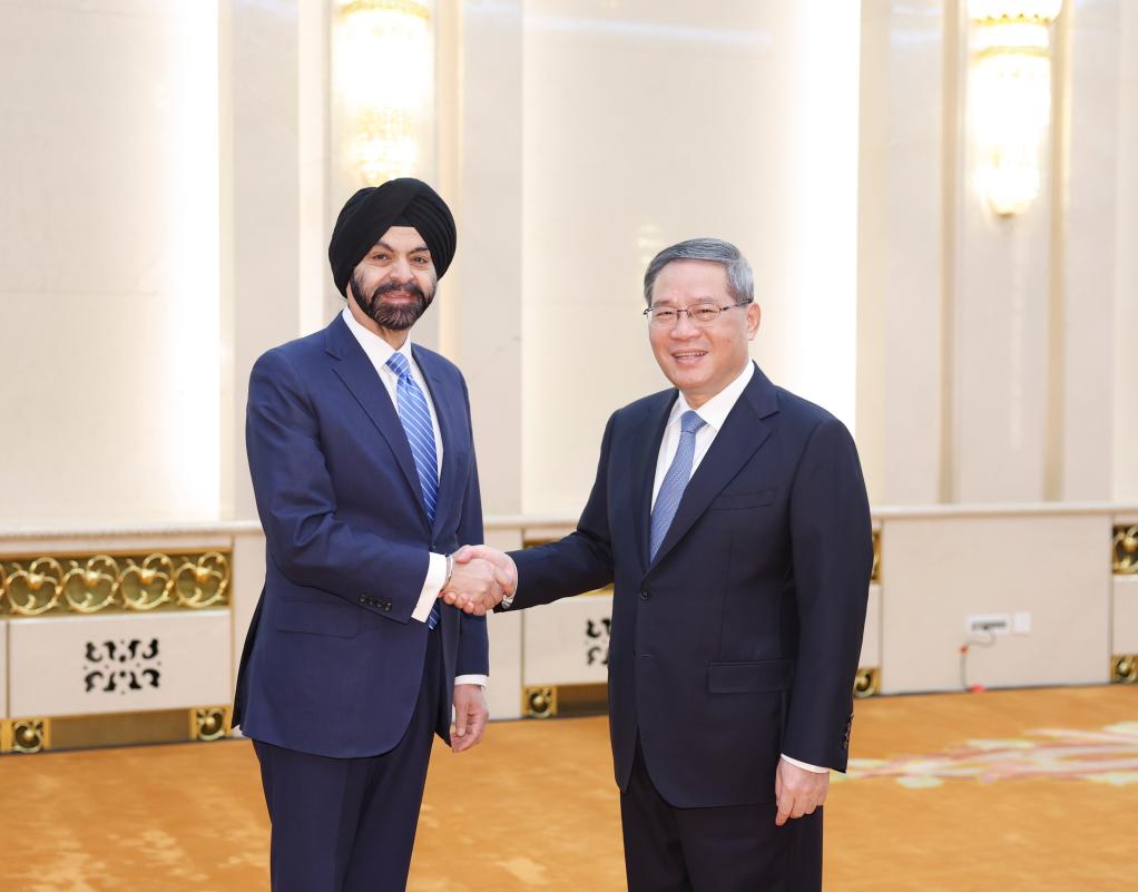 Chinese Premier Li Qiang (R) meets with World Bank President Ajay Banga at the Great Hall of the People in Beijing, China, March 25, 2024. /Xinhua