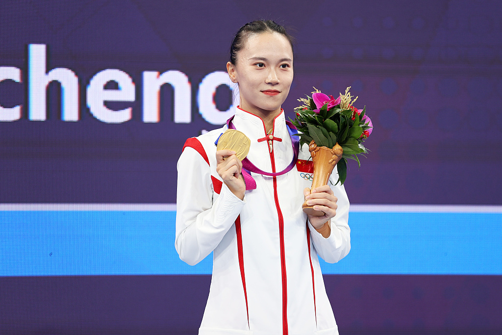 China's Zhu Xueying displays her gold medal after winning the women's trampoline title at the Asian Games in Hangzhou, east China's Zhejiang Province, October 2, 2023. /CFP