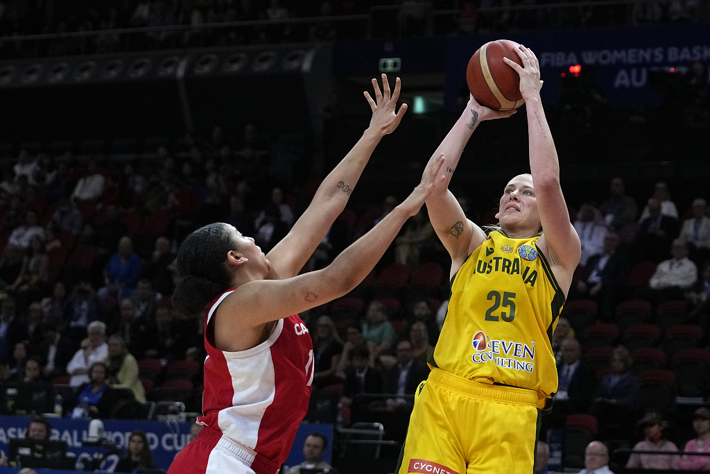 Lauren Jackson (R) of Australia shoots in the FIBA Women's Basketball World Cup bronze medal game against Canada at the Superdome in Sydney, Australia, October 1, 2022. /CFP