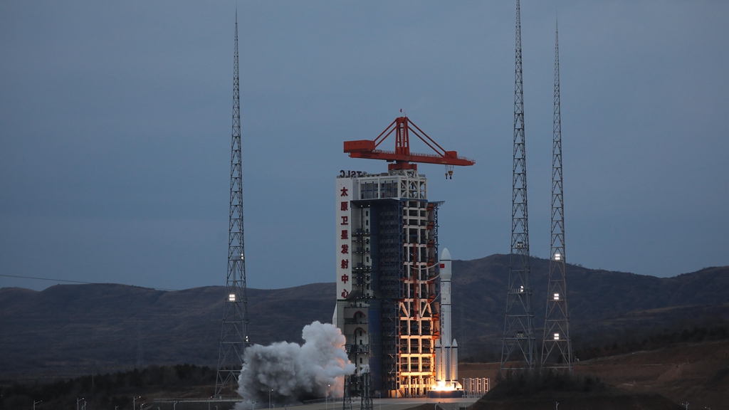 A Long March-6 rocket, carrying the satellite Yunhai-3 02, blasted off from the Taiyuan Satellite Launch Center in north China's Shanxi Province, March 27, 2024. /China Media Group 