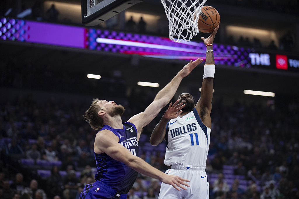 Kyrie Irving (#11) of the Dallas Mavericks shoots in the game against the Sacramento Kings at Golden 1 Center in Sacramento, California, March 26, 2024. /CFP