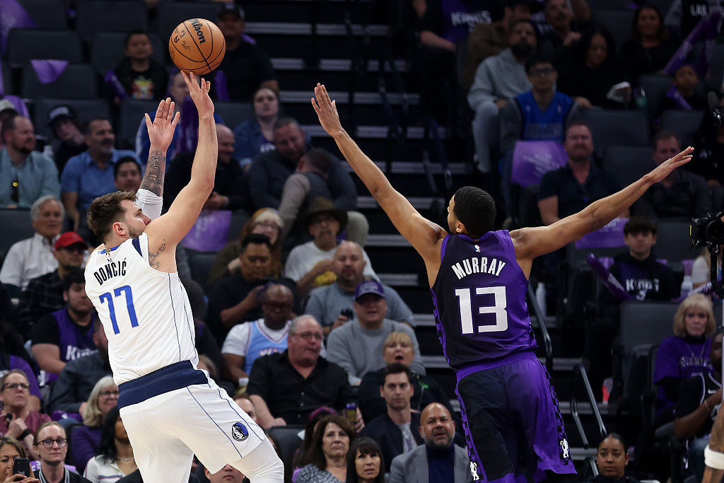 Luka Doncic (L) of the Dallas Mavericks shoots in the game against the Sacramento Kings at Golden 1 Center in Sacramento, California, March 26, 2024. /CFP