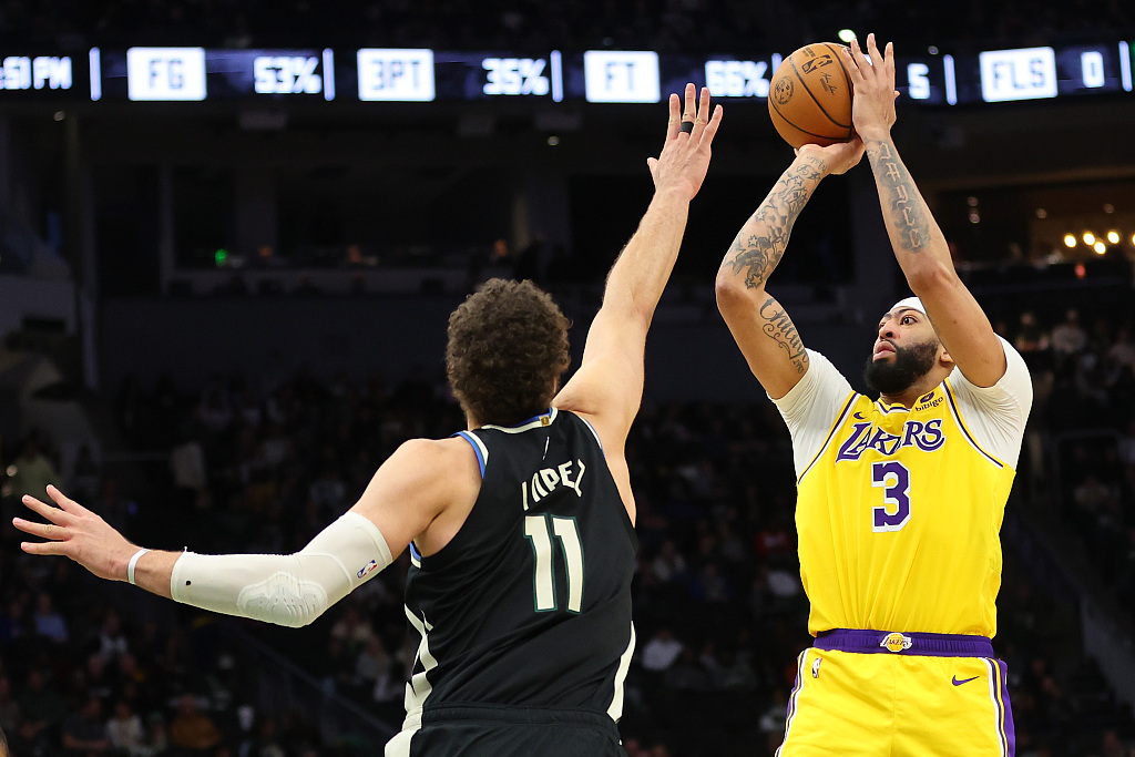 Anthony Davis (#3) of the Los Angeles Lakers shoots in the game against the Milwaukee Bucks at Fiserv Forum in Milwaukee, Wisconsin, March 26, 2024. /CFP 