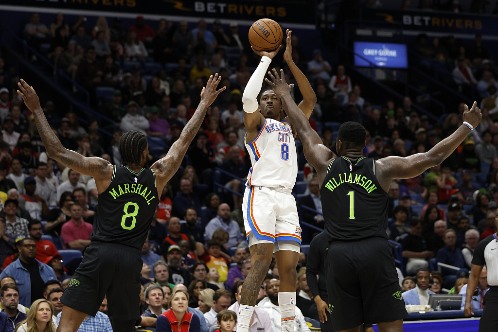 Jalen Williams (C) of the Oklahoma City Thunder shoots in the game against the New Orleans Pelicans at Smoothie King Center in New Orleans, Louisiana, March 26, 2024. /CFP