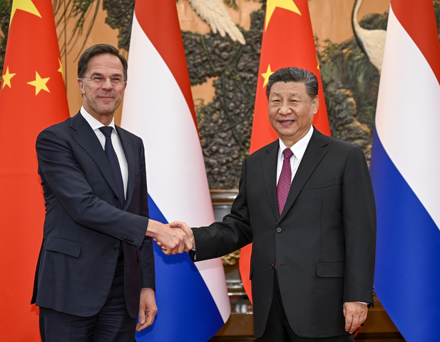 Chinese President Xi Jinping (R) shakes hands with Prime Minister of the Netherlands Mark Rutte in Beijing, China, March 27, 2024. /Xinhua