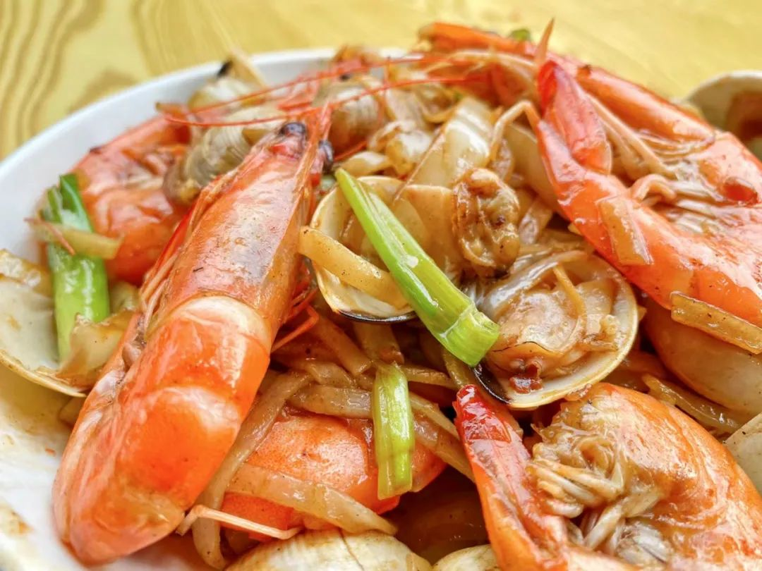 A bowl of seafood fried rice noodles is served in Hainan. /Photo provided to CGTN