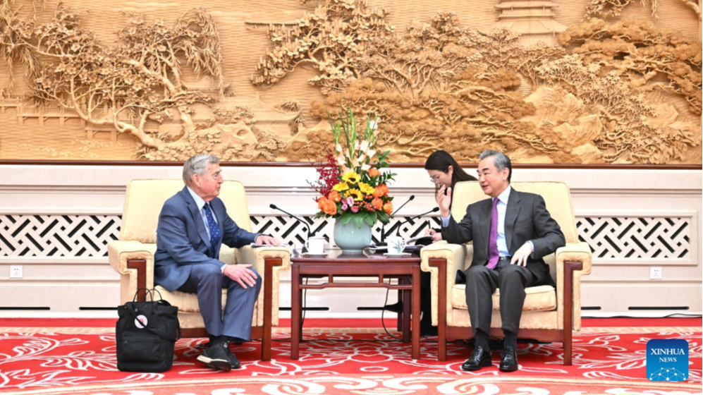 Chinese Foreign Minister Wang Yi (R) meets with Graham Allison, a professor at Harvard University in Beijing, China, March 26, 2024. /Xinhua