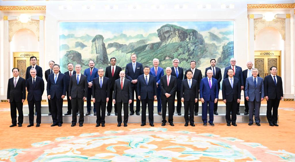 Chinese President Xi Jinping takes a group photo with representatives from American business, strategic and academic communities in Beijing, China, March 27, 2024. /Xinhua