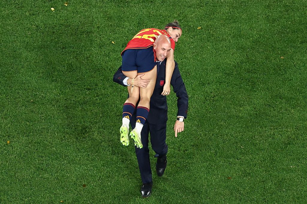 Luis Rubiales carries player Athenea del Castillo Beivide on his shoulder after Spain win the Women's World Cup final at Stadium Australia in Sydney, Australia, August 20, 2023. /CFP